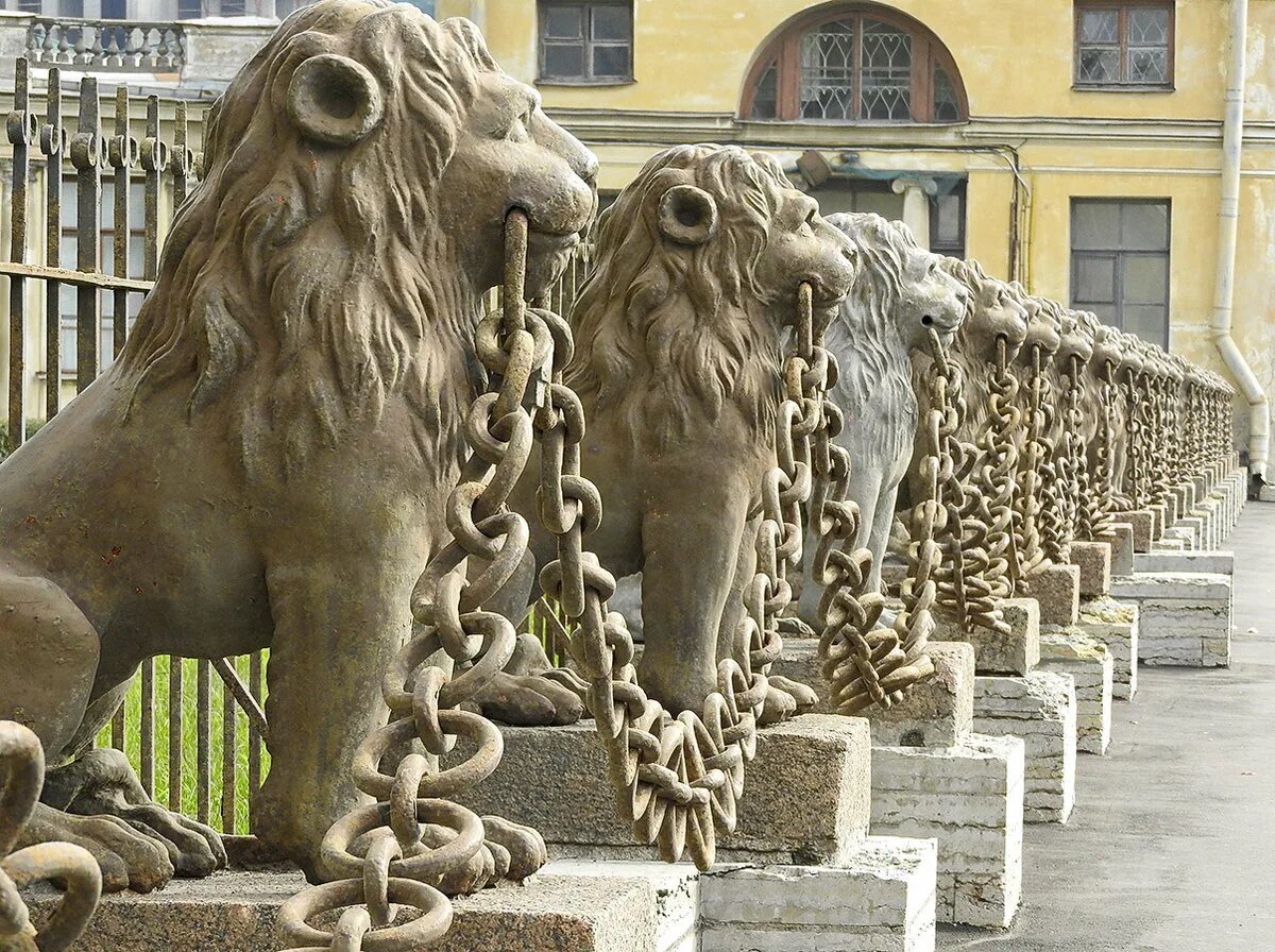 Санкт петербург где львы. Статуи Львов в Санкт-Петербурге. Каменные львы на набережной Санкт Петербург. Львы статуи в Питере. Львы стерегут город Санкт-Петербург.