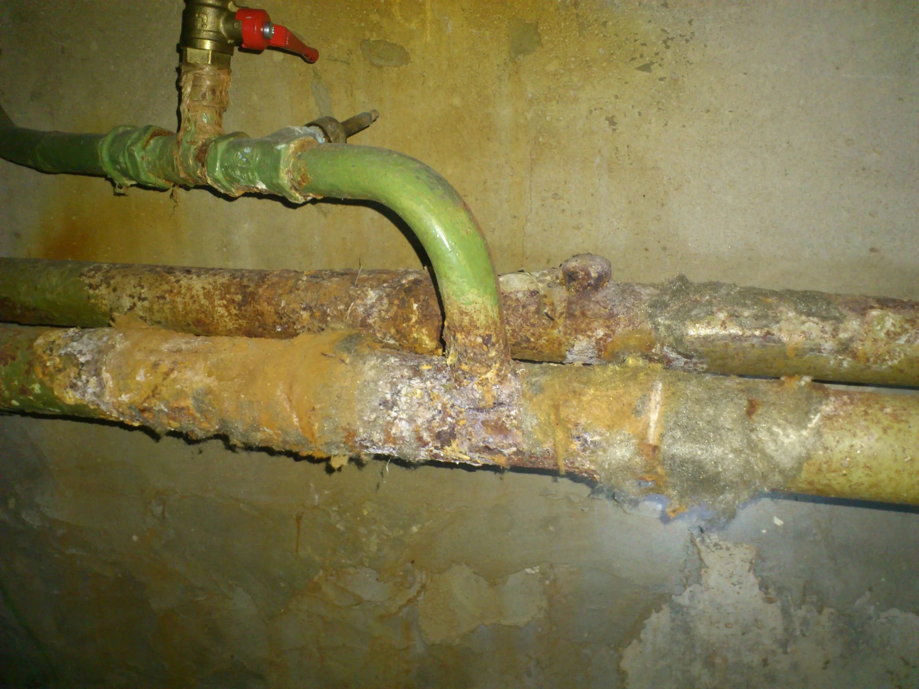 старые водопроводные трубы. протечка канализации. коррозия проводов 110 кв. что внутри труб водоснабжения. дефекты водоснабжения.