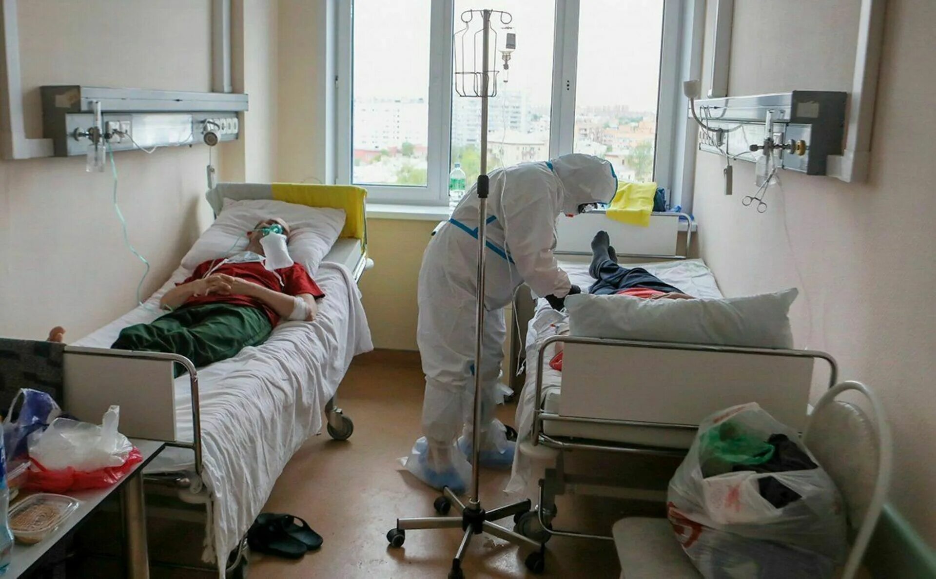 Заболевшие ковидом в москве. Госпитализация инфекционных больных. Палаты с больными людьми.
