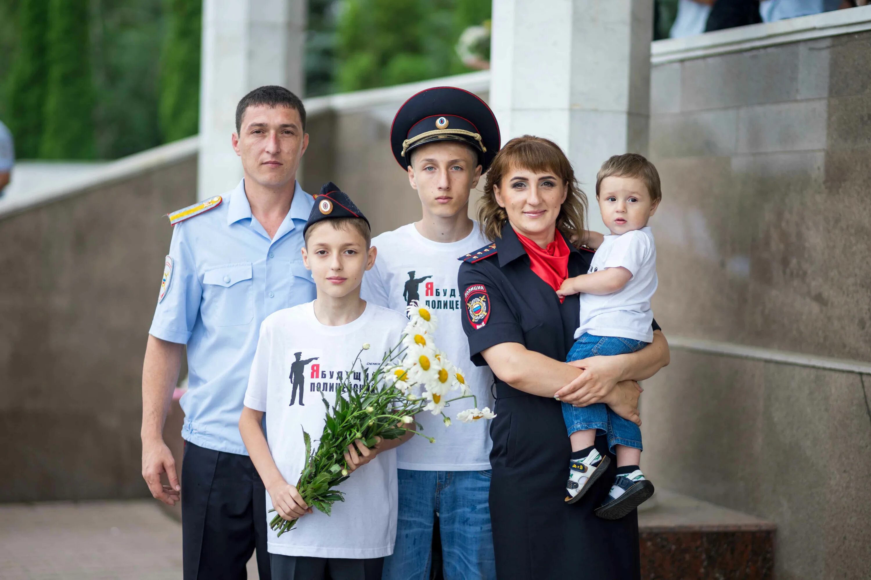 Семья сотрудника полиции. Социальная защита сотрудников ОВД. Фотосессия семьи полицейских. Родители полицейские.