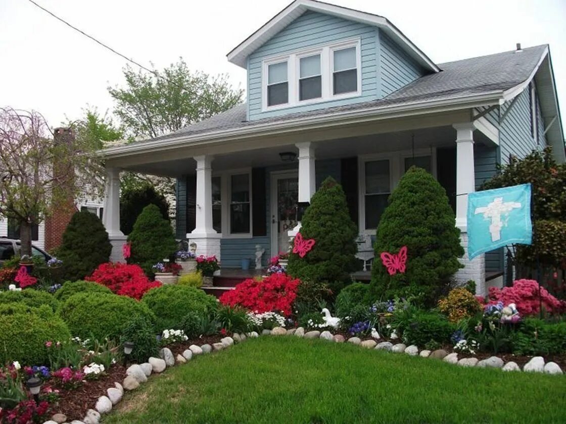 Красивый палисадник. Цветы перед домом. Цветы в палисаднике перед домом. Палисадник в частном доме.