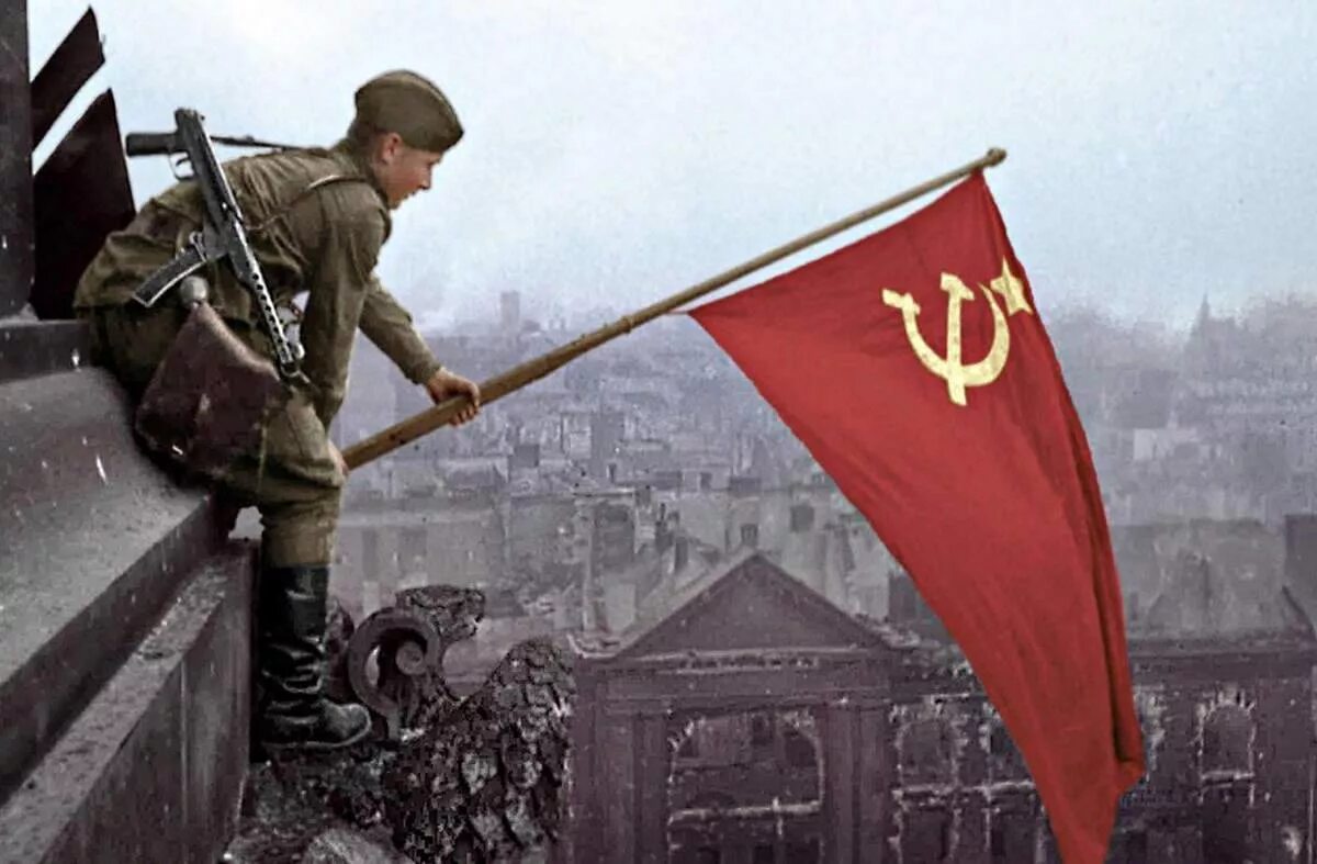 Взятие рейхстага 1945. Знамя победы над рейхстагом в берлине. С днем победы флаг над рейхстагом в 1945. Флаг победа 1945. Флаг победа 1945.