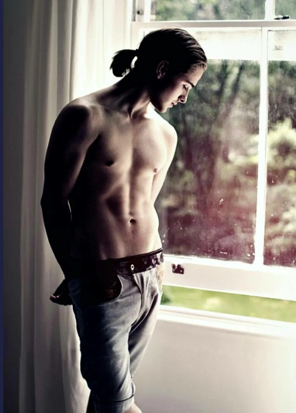 Красивые стройные парни. Майлз макмиллан 2022. Худой брюнет. Нариман маланов брюнет. Лео мангиере модель.