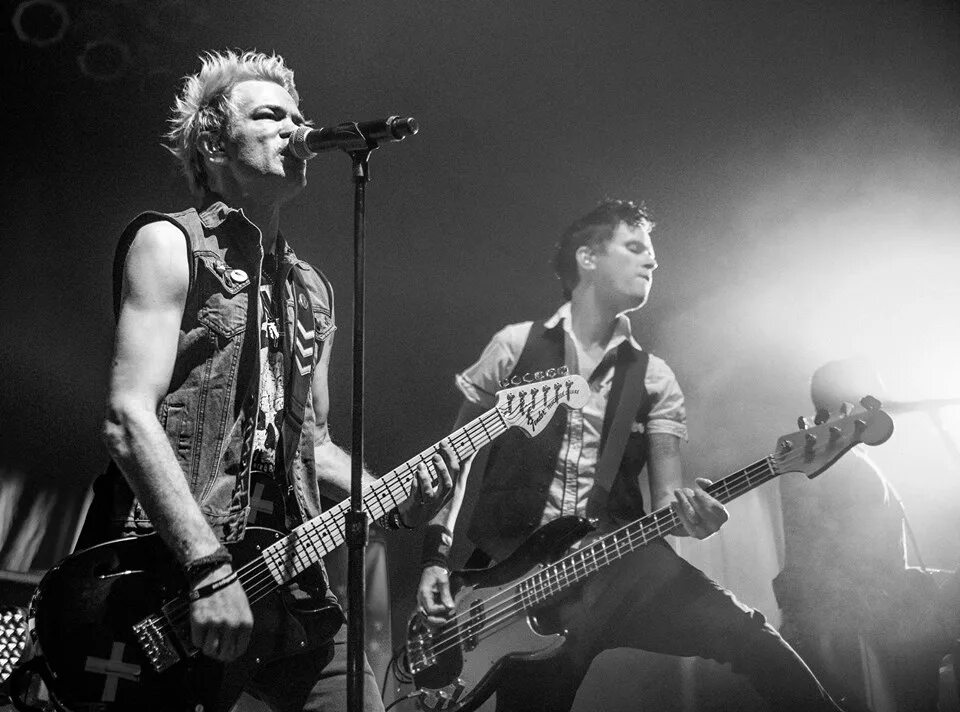 Sum 41. Группа sum 41. Группа sum 41 2021. Sum 41 рок группа.