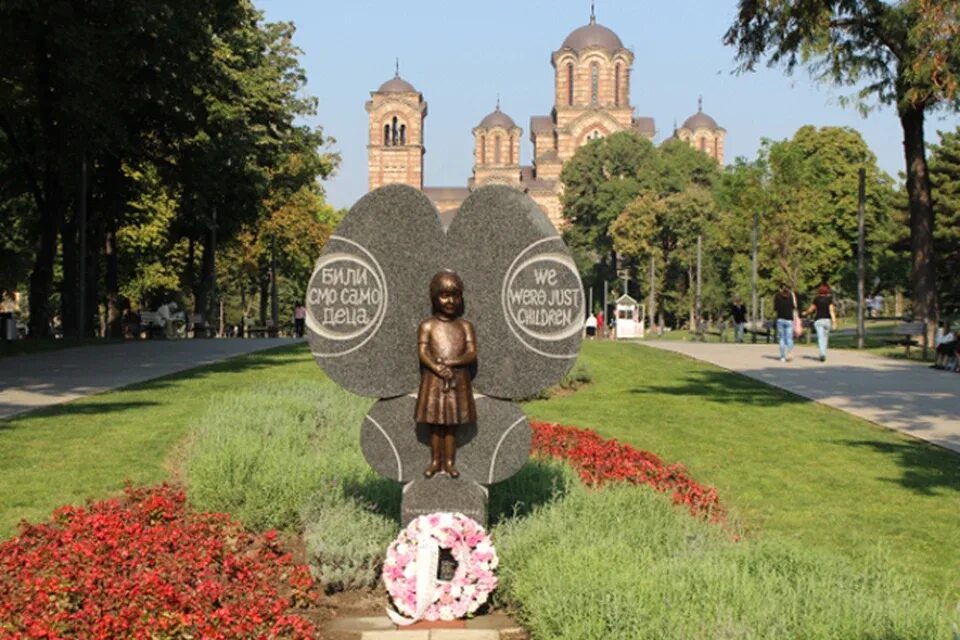 Сербия памятники. Памятники Белграда Сербия. Памятник в Белграде бомбежки Югославии. Памятник жертвам НАТО Югославия.