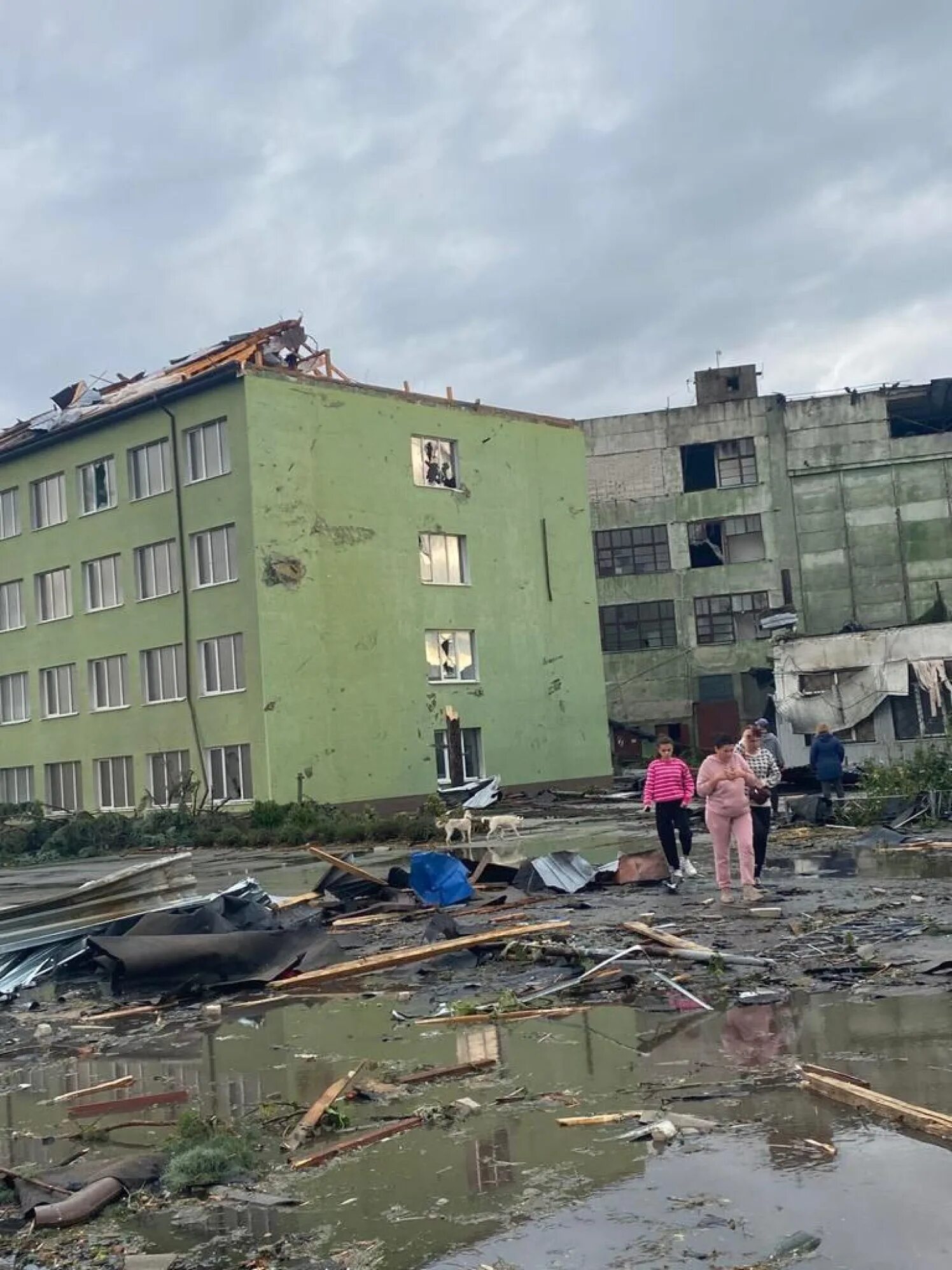 Шел сумы. Крыша пятиэтажки. Аварийное жилье. Разрушенные города Украины. Разрушения на Украине.