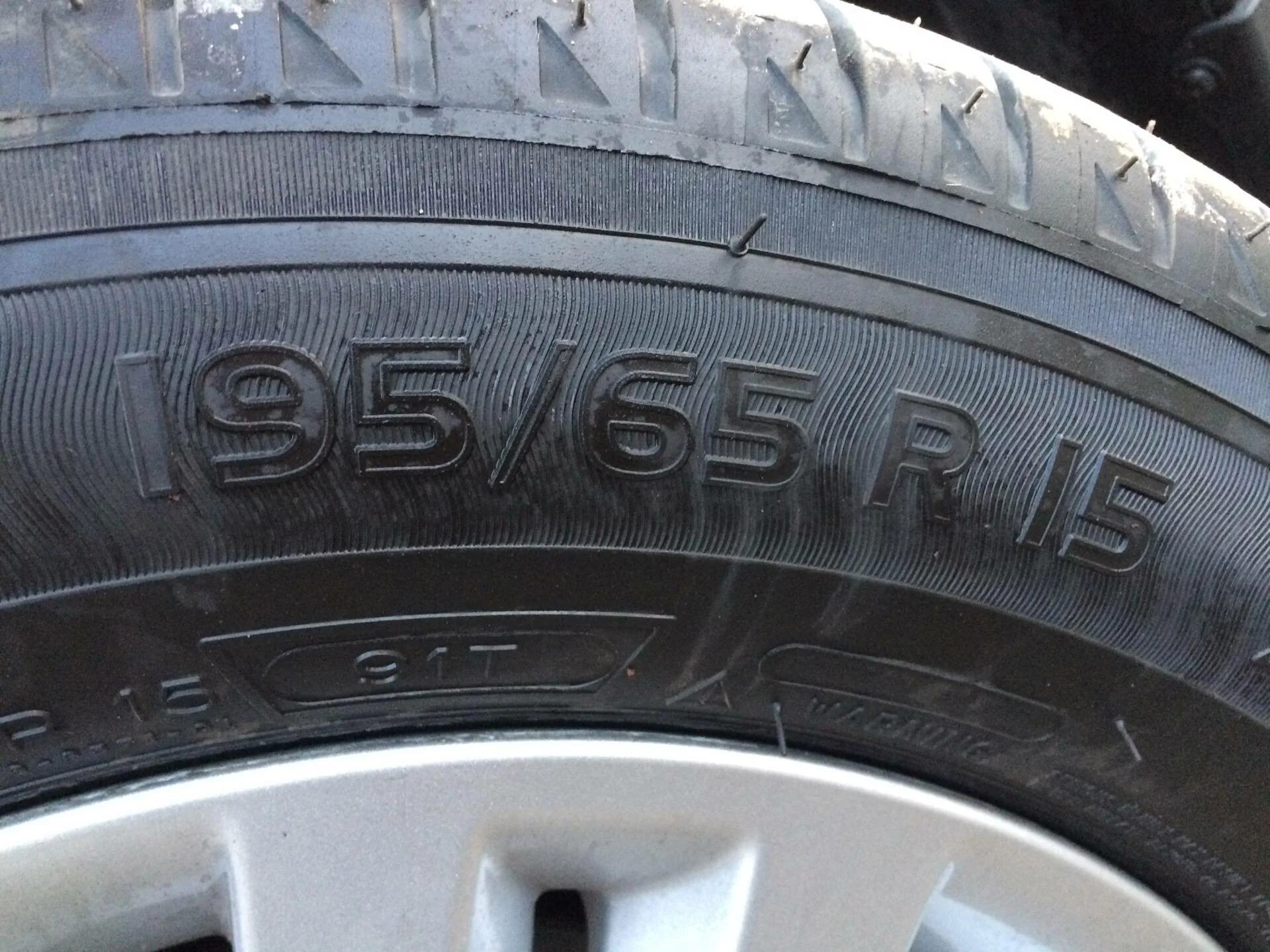 Шины на renault. Шины летние 195/65 r15 на Рено Логан 2. Шины на Рено Логан размер 15. Заводская резина Рено Логан 2. Formula Energy 195/65 r15.