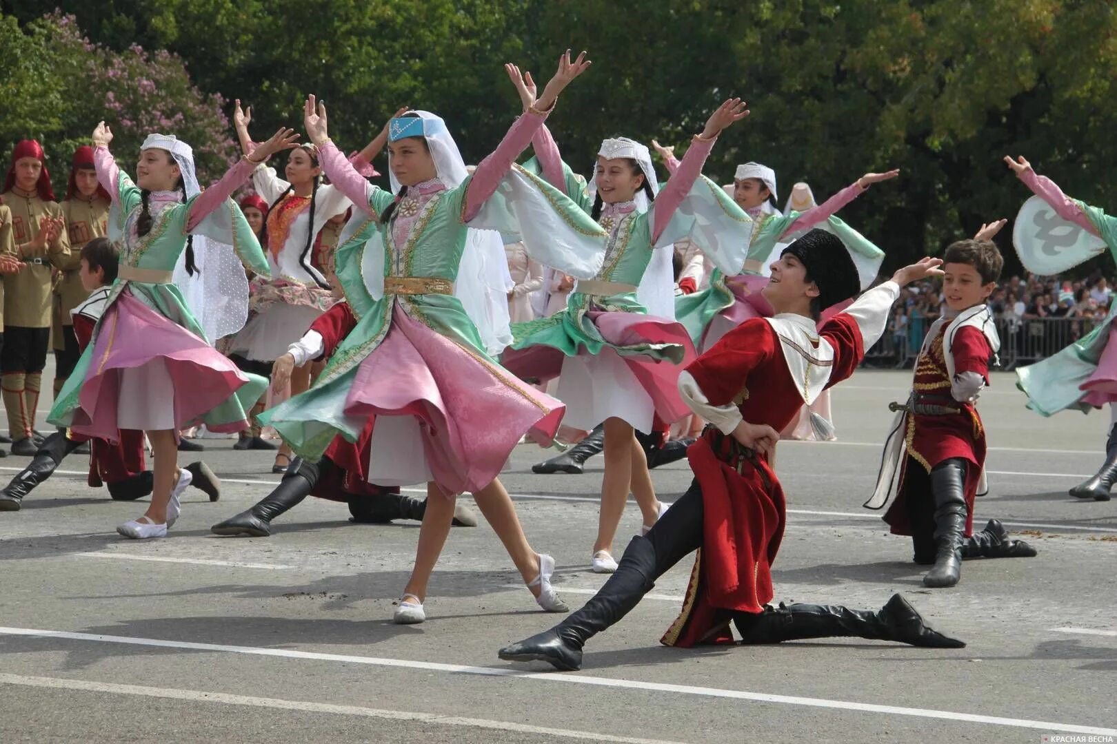 Абхазский народ. Национальный костюм Абхазии. Абхазский национальный костюм. Национальный танец абхазцев. Абхазский народный костюм.