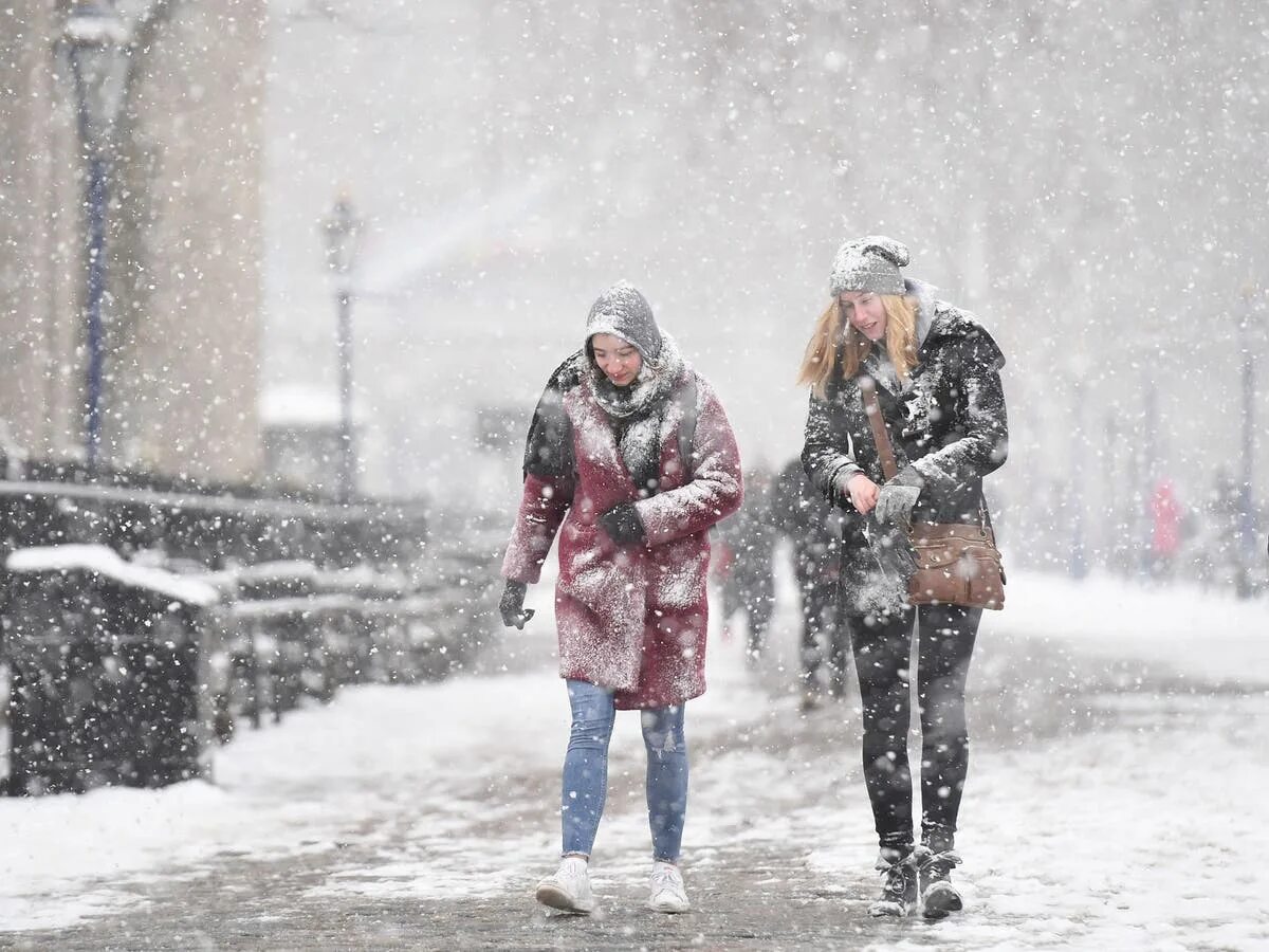 Russia winters are cold. Люди зимой. Холод снег. Холодная зима. Зима холодно.