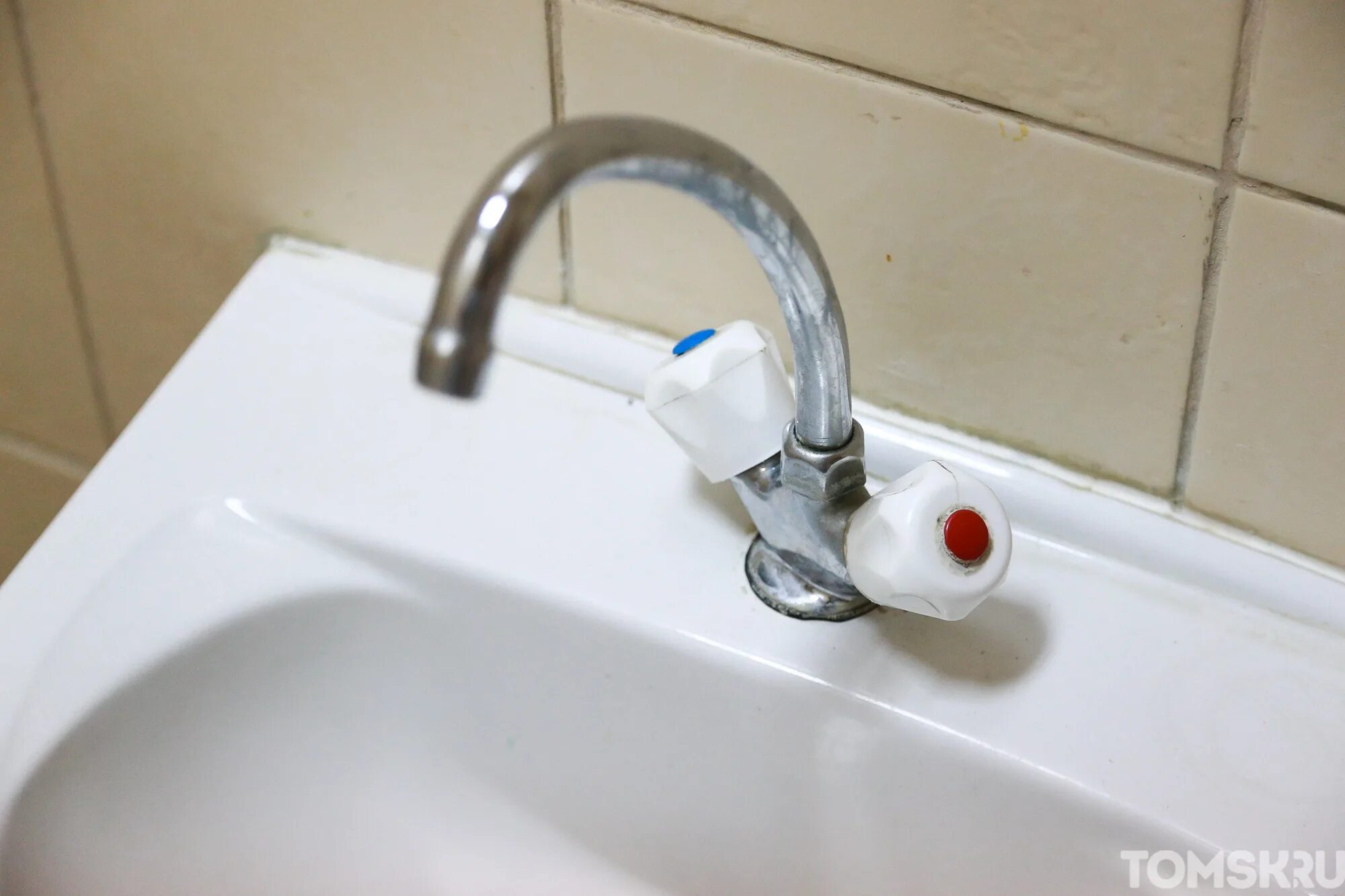 Горячая вода из крана. Можно ли пить воду с хлоркой из под крана. Включат ли воду раньше. Холодная вода. Включат ли воду раньше.