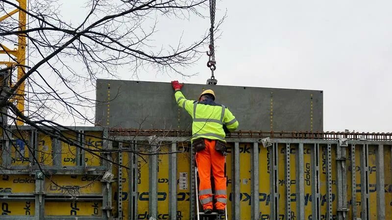 28 декабря рабочий. Рабочего придавило плитой. Придавило бетонной плитой. Подростка придавило бетонной плитой. Работника Газпрома придавило краном.