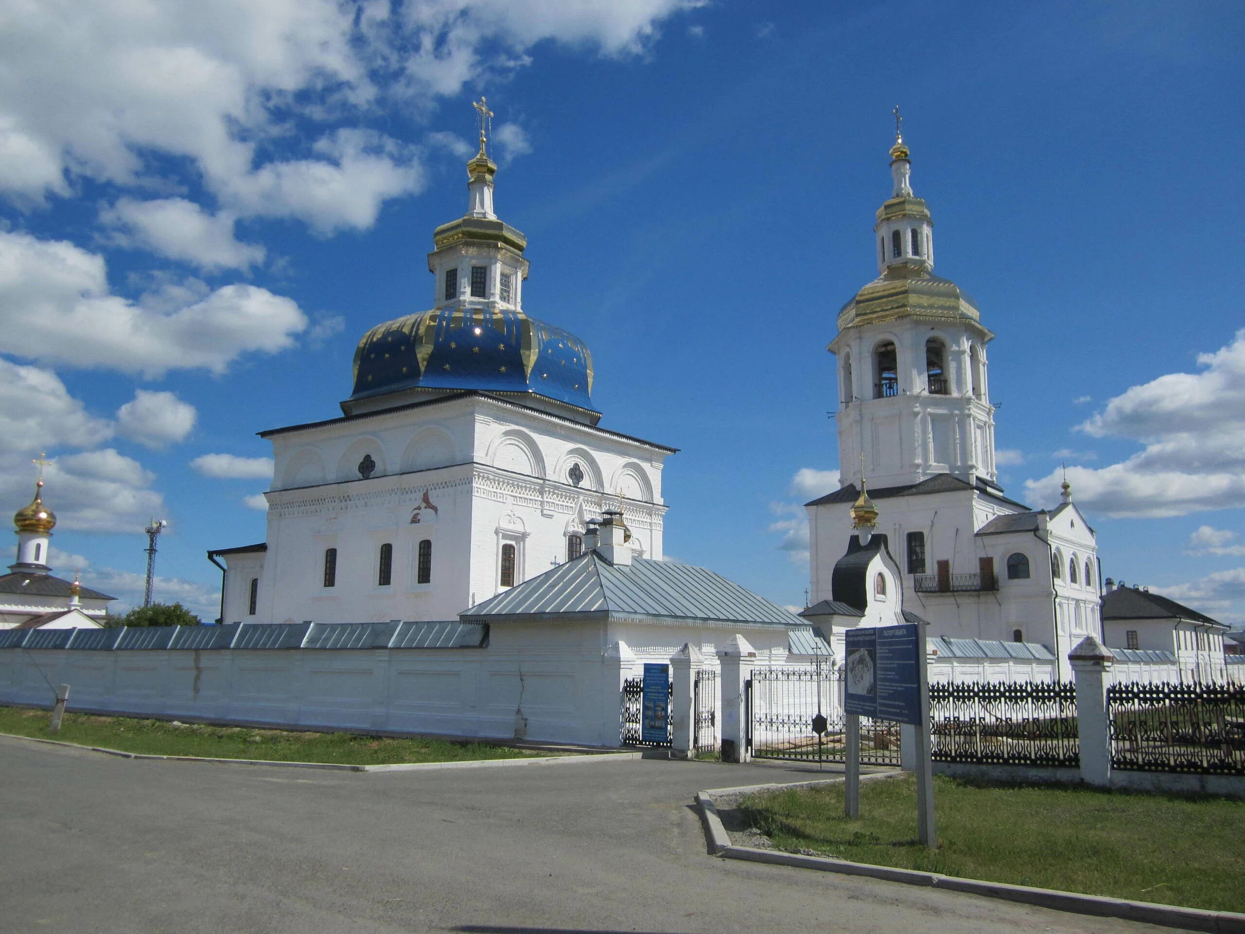 Абалакский мужской монастырь. Свято-Знаменский Абалакский мужской монастырь. Абалак Тобольск монастырь. Абалакский монастырь Тюмень. Знаменский храм Абалакского монастыря.