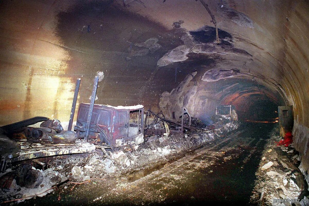 Просадки земной поверхности. Огромная яма. Карстовая воронка, гватемала. Провал катастрофа. Обвал земли.