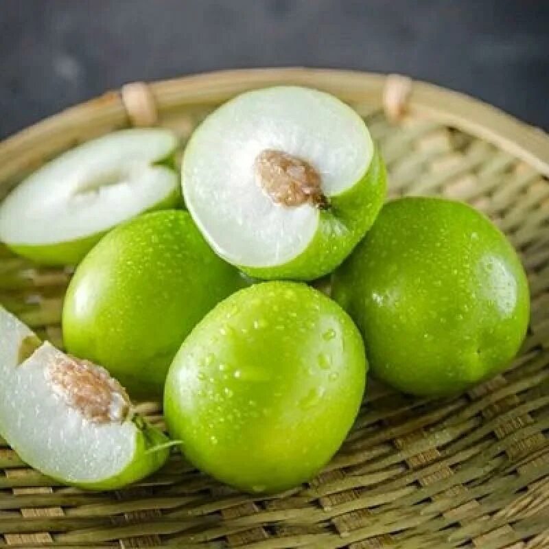 маленький кислый фрукт. зеленый фрукт с косточкой. желто зеленый фрукт. маленький кислый фрукт. лайм для фотошопа.