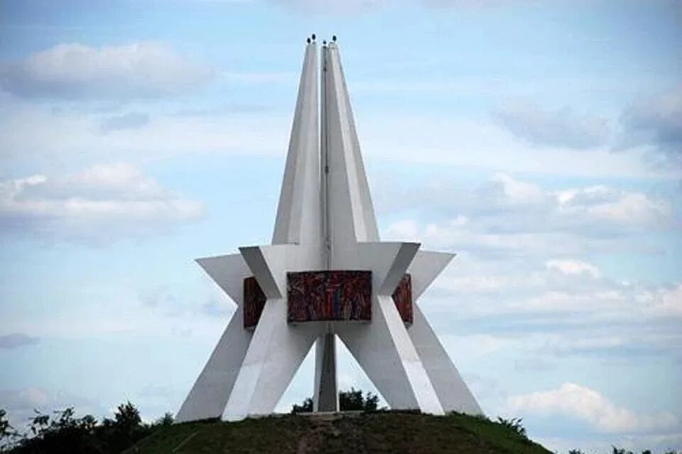 Достопримечательности брянска курган бессмертия. Мемориальный комплекс «курган бессмертия». Курган славы брянск. Курган славы брянск. Мемориальный комплекс «курган бессмертия».