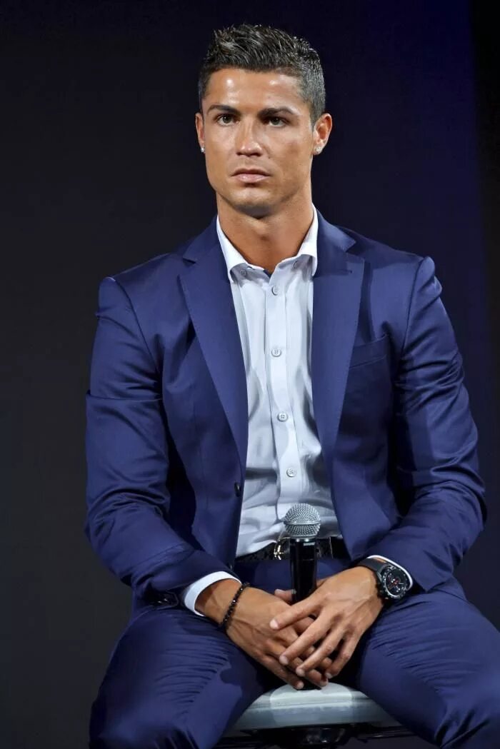 Ronaldo vk. Криштиану Роналду. Кристиано Роналдо футболист. Криштиану Роналду чемпион. Криштьяну в костюме.