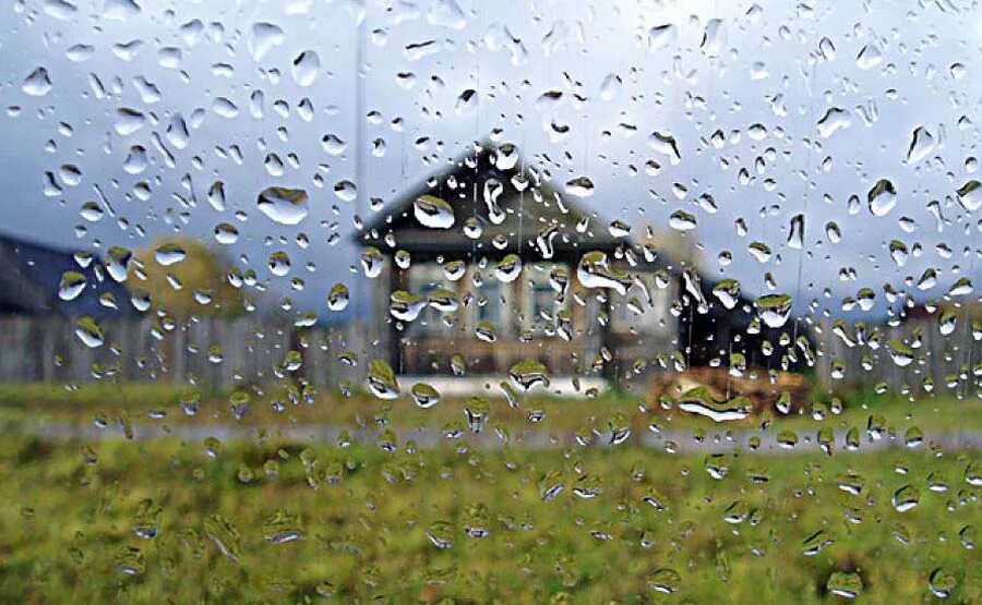 Дождь. Лето дождь. Дождливое окно. В начале погода была дождливой