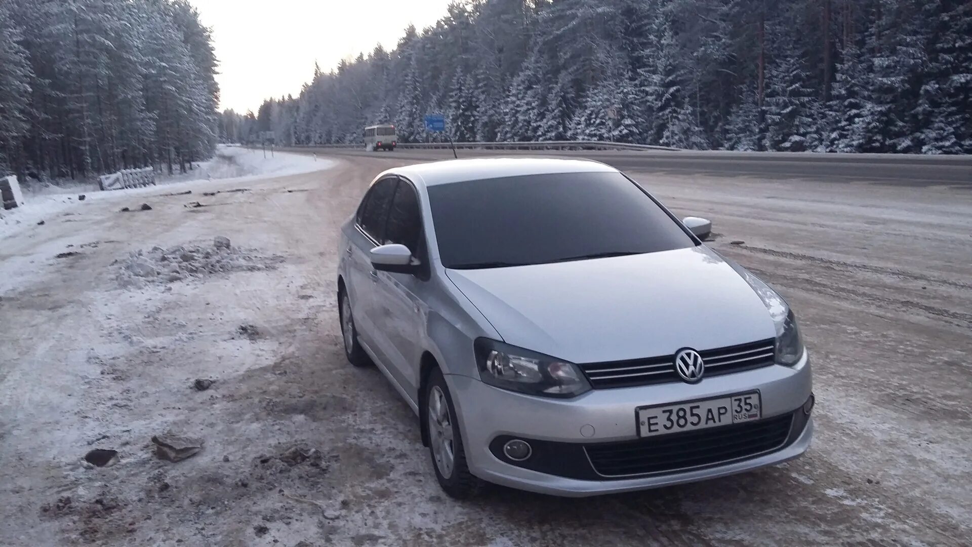 Polo sedan 10-. Фольксваген поло 5 седан. Фольксваген поло мокрый асфальт. На поло седане есть. Поло седан мокрый асфальт.