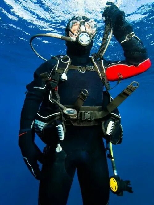 Гидрокостюм 9 акватим. Водолазный костюм. Костюм дайвера. Подводное снаряжение для дайвинга. Современный водолазный костюм.