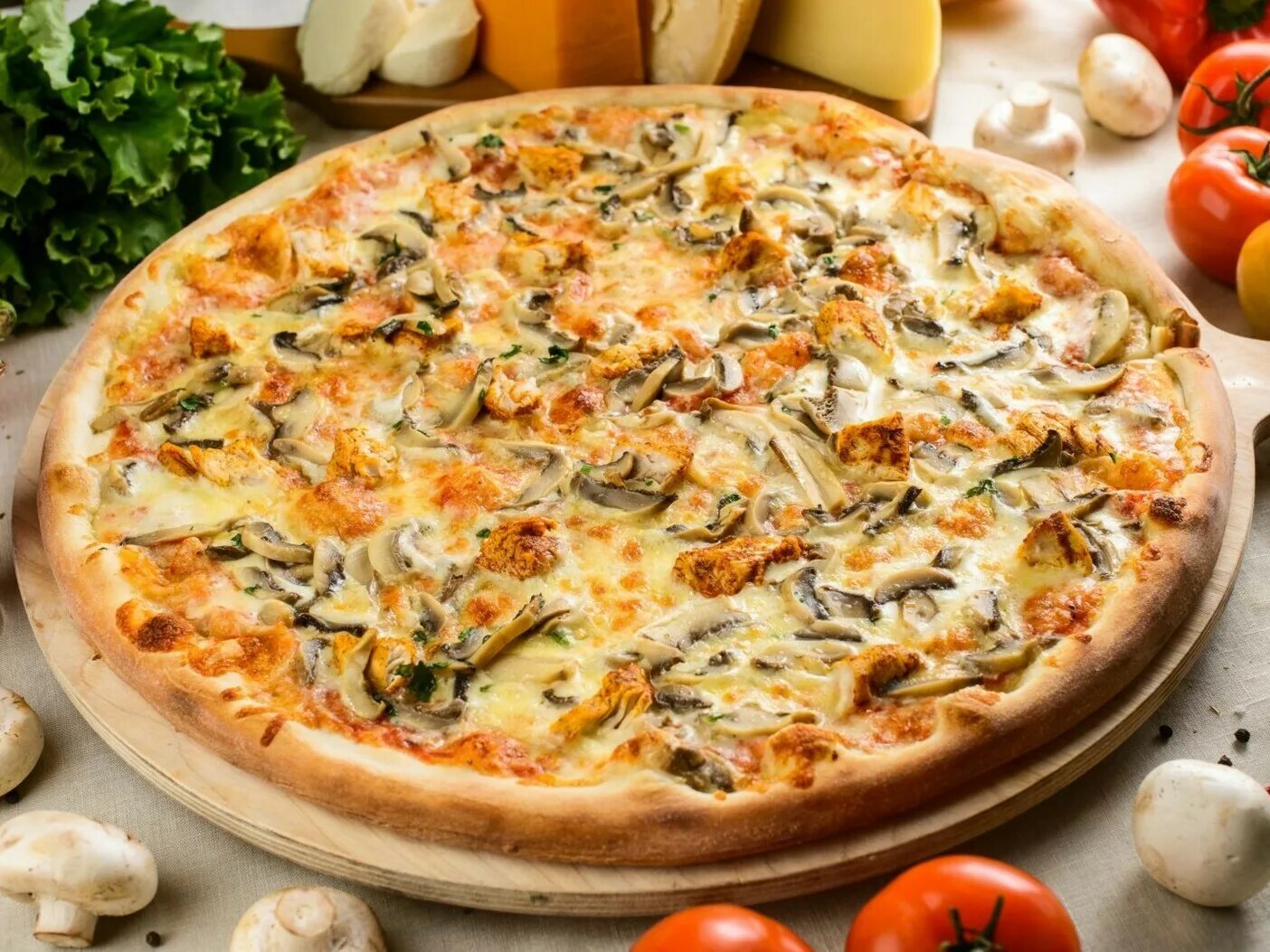 пицца кватро карне. пицца с копченой курицей и грибами. пицца с цыпленком. пицца чикен курица. пицца с курицей и помидорами.