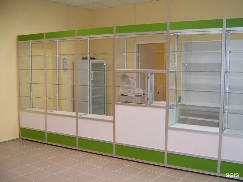 Оформить витрину в аптеке. Кассовый прилавок для аптеки. Торговое оборудование для аптек. Витрина аптечная стеклянная. Витрина в аптеке выкладка.