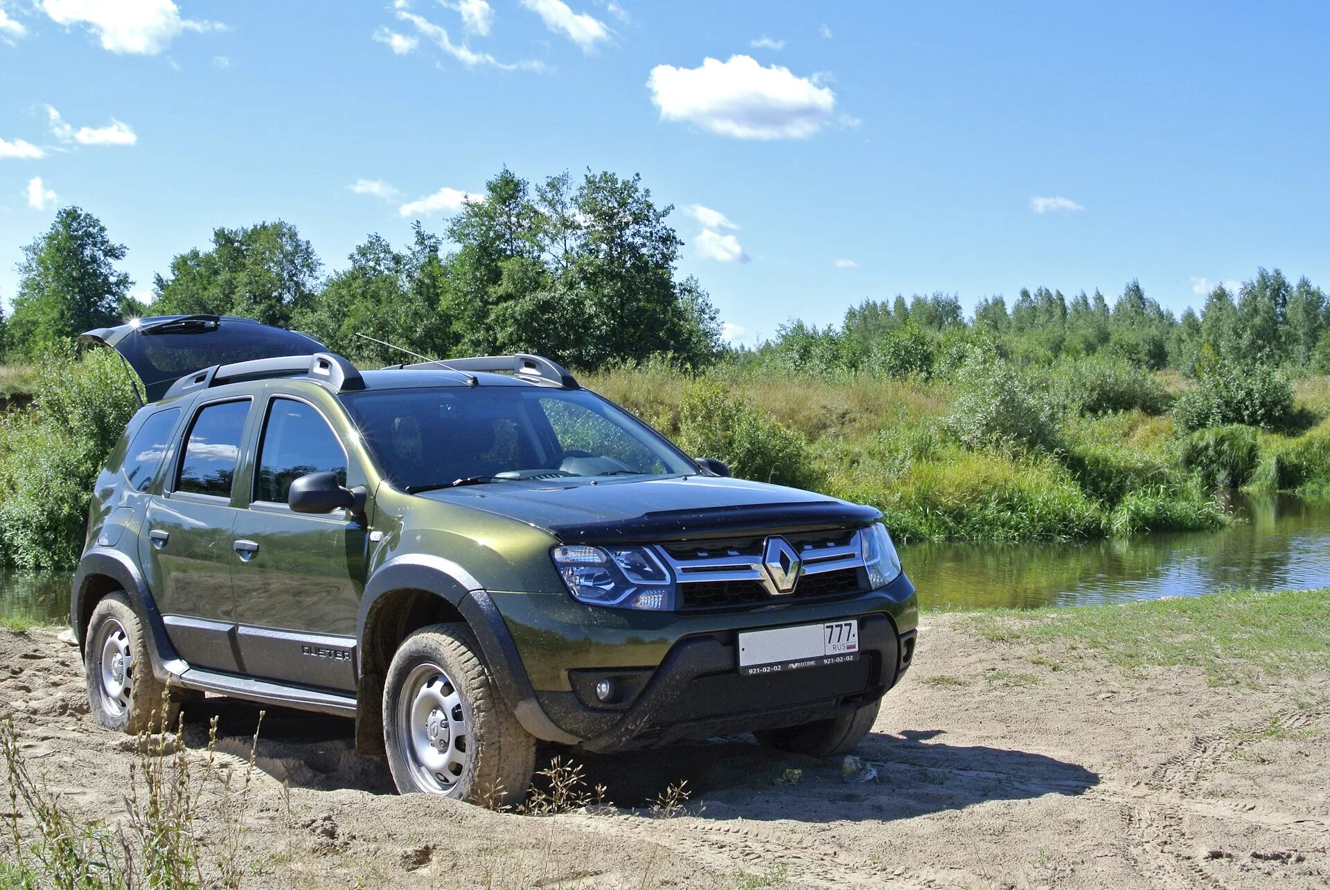 Рено дастер с пробегом полный привод. Renault Duster зеленый. Renault Duster 2015 зелёный. Renault Duster 1. Дастер 2 зеленый.