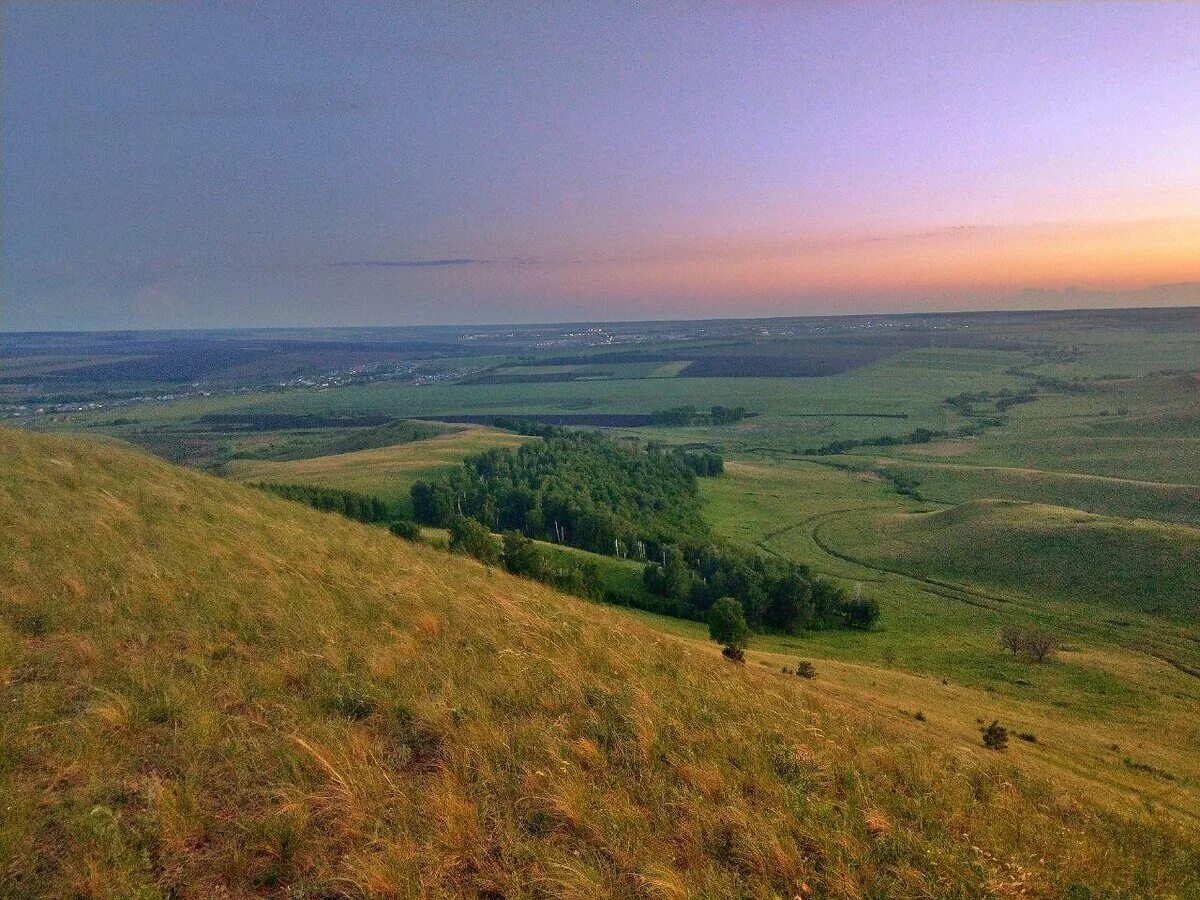 Какой рельеф в казани. Гора Чатыр Тау Татарстан. Гора Чатыр Тау в Азнакаево. Гора Чатыр-Тау - самая высокая точка Татарстана. Вязовские горы в Татарстане.