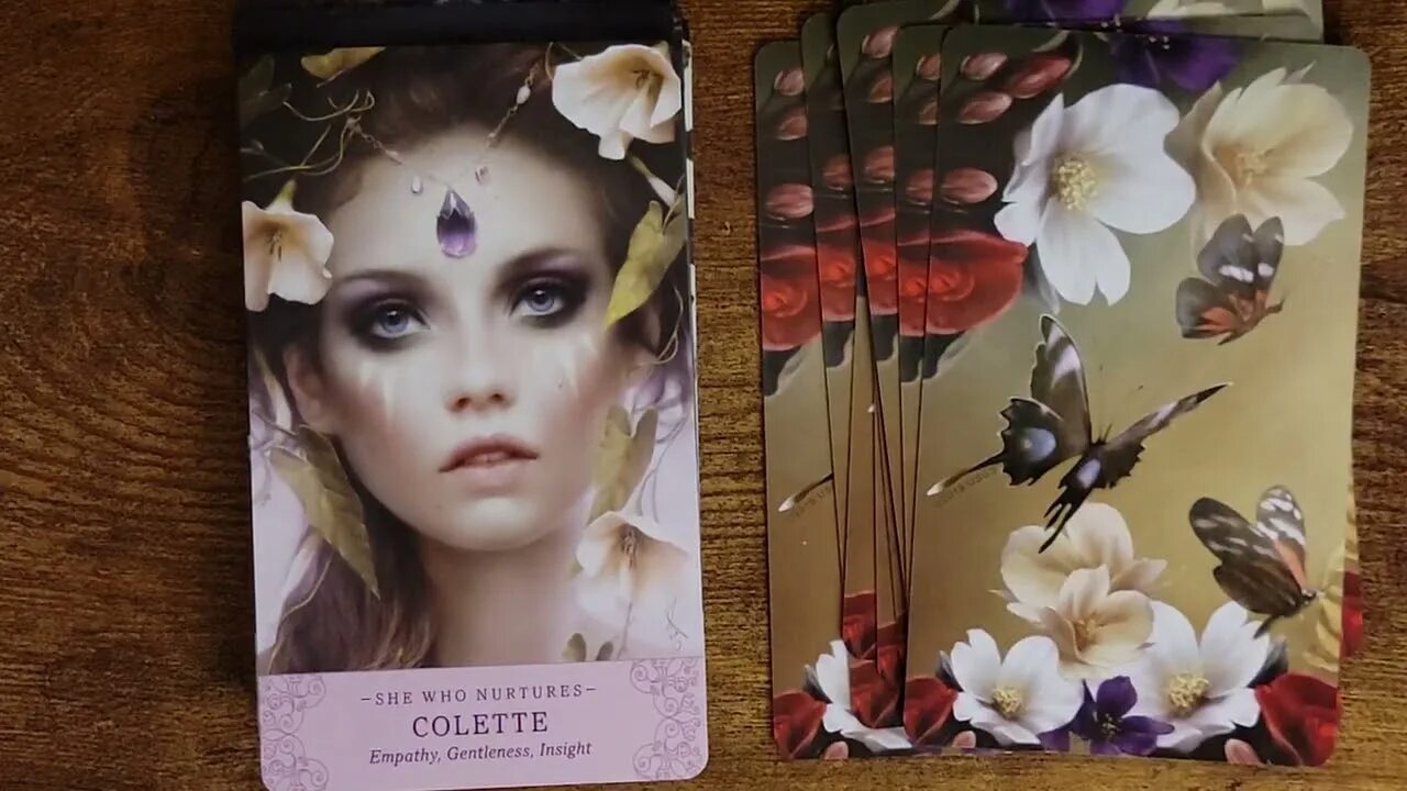 Melanie delon картины. Elle qui oracle галерея. Карты таро кто она? оракул / elle qui. Оракул кто она галерея. Elle qui.