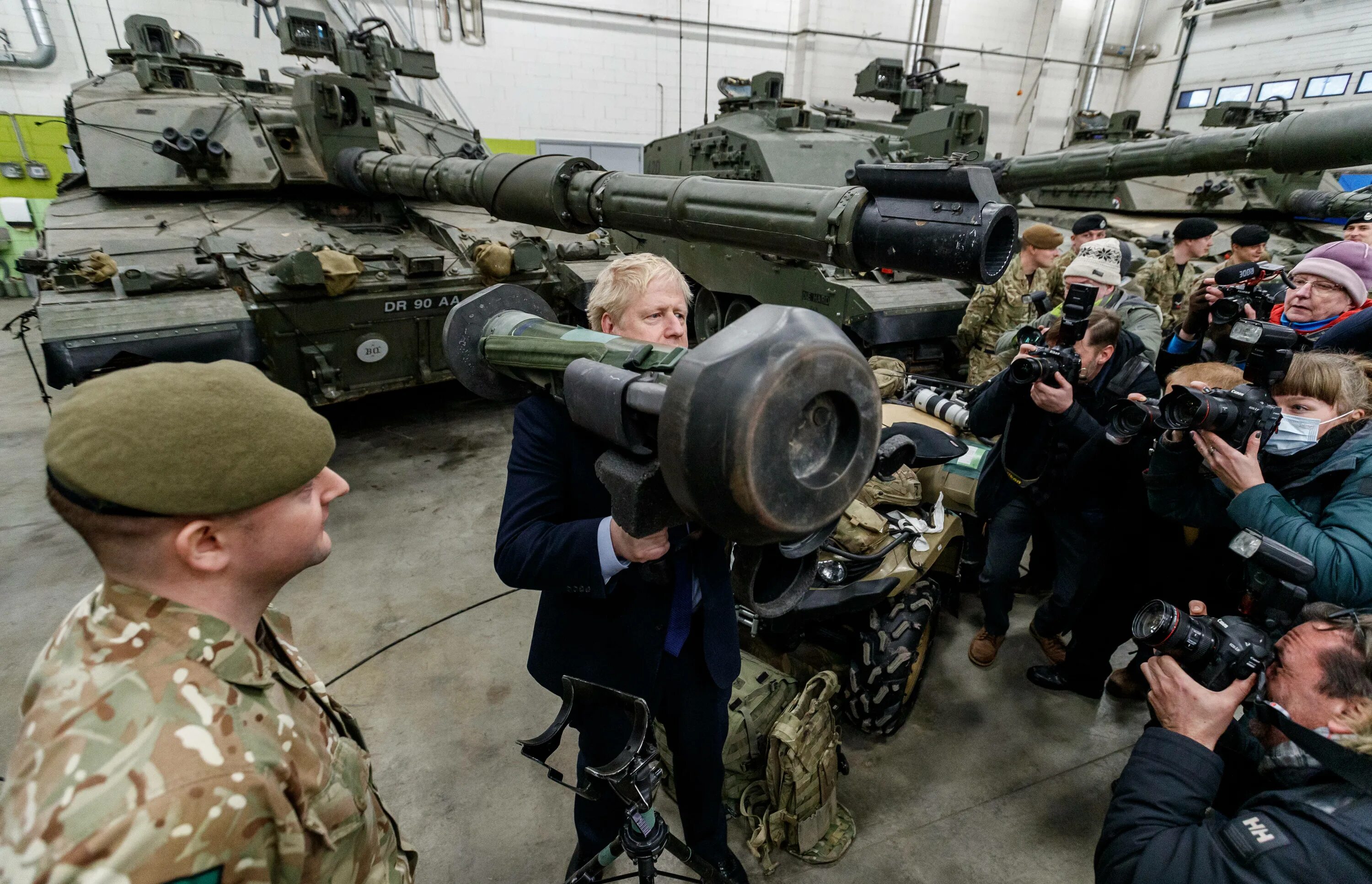 Запад хочет войны. Nlaw и Javelin. Джавелин оружие на Украине. Поставки вооружения на Украину. Поставки оружия на Украину.