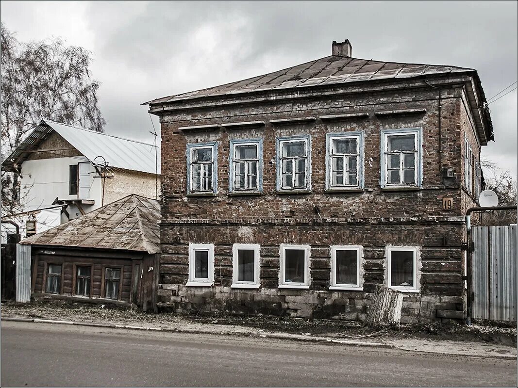 Старые двухэтажные дома. Самое старое здание в выборге. Коломна окраины. Саратов окраина города. Старый дом в городе.