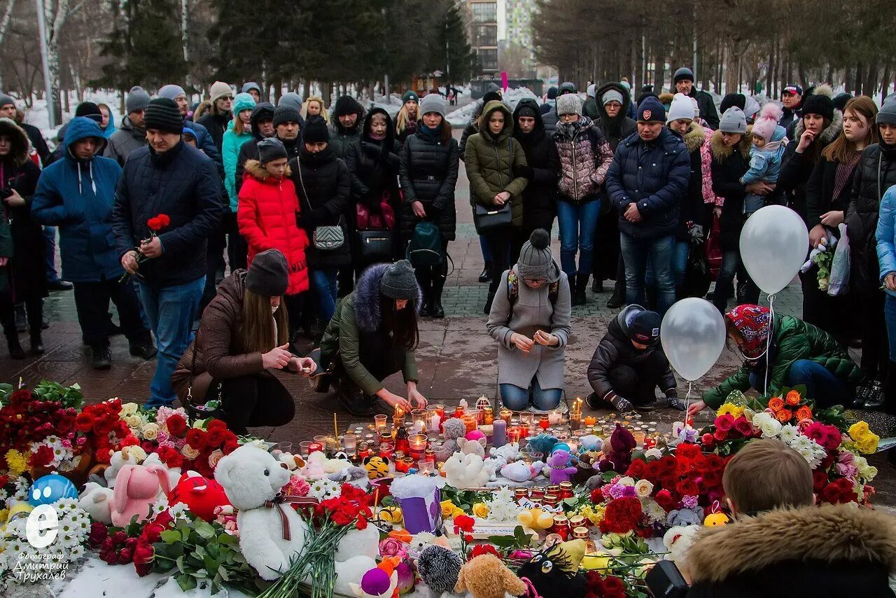 День траура в москве крокус. Траур. Траур фото. Национальный траур. 28 03 2018 День траура.