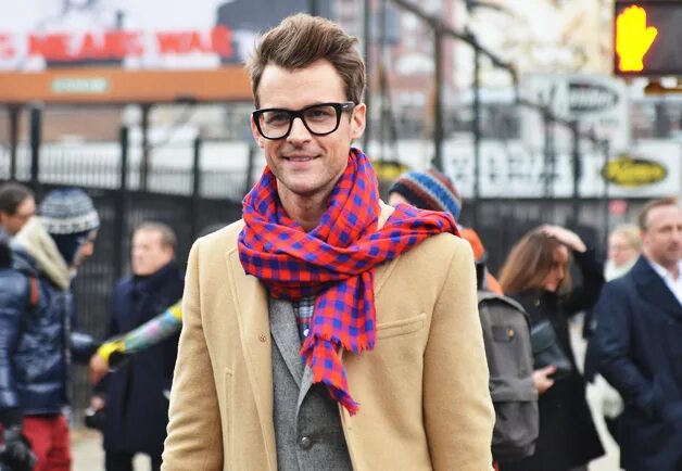 Шарф движение первых. Brad goreski. пальто с шарфом мужское. парень в шарфе. шарф на человеке.