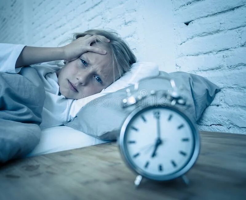 Бессонница у подростков. Красивая девушка болеет. Бессонница парень. Бессонница повышение температуры. Усталость бессонница.