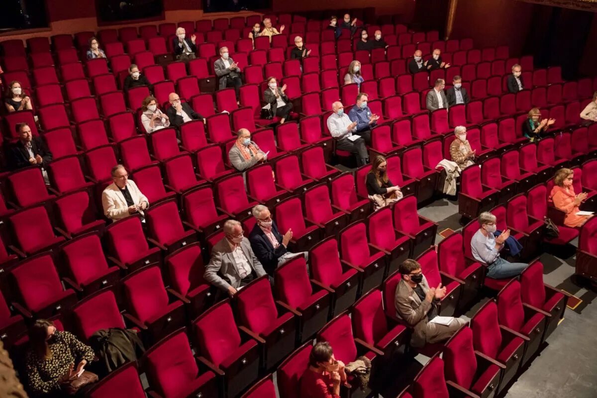 Не более 75 человек. Зрители в театре. Зал театра со зрителями. Зрительный зал в театре. Зрительный зал с людьми.