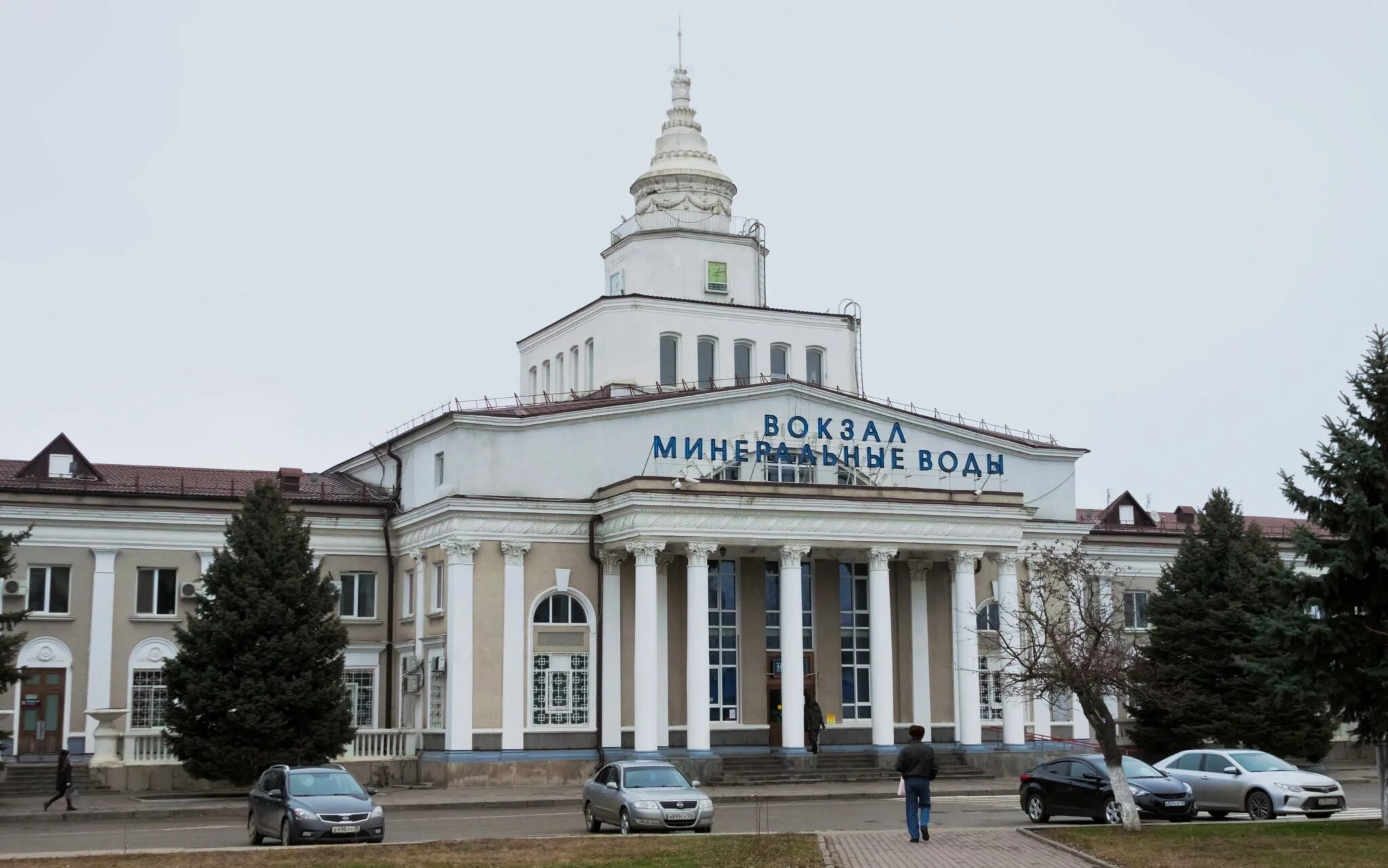 Поезда сегодня минеральные воды. Вокзал Минеральные воды. Минеральные воды вокзал ж/д. ЖД Минводы вокзал мин воды. ЖД вокзал города Минеральные воды Минеральные воды.