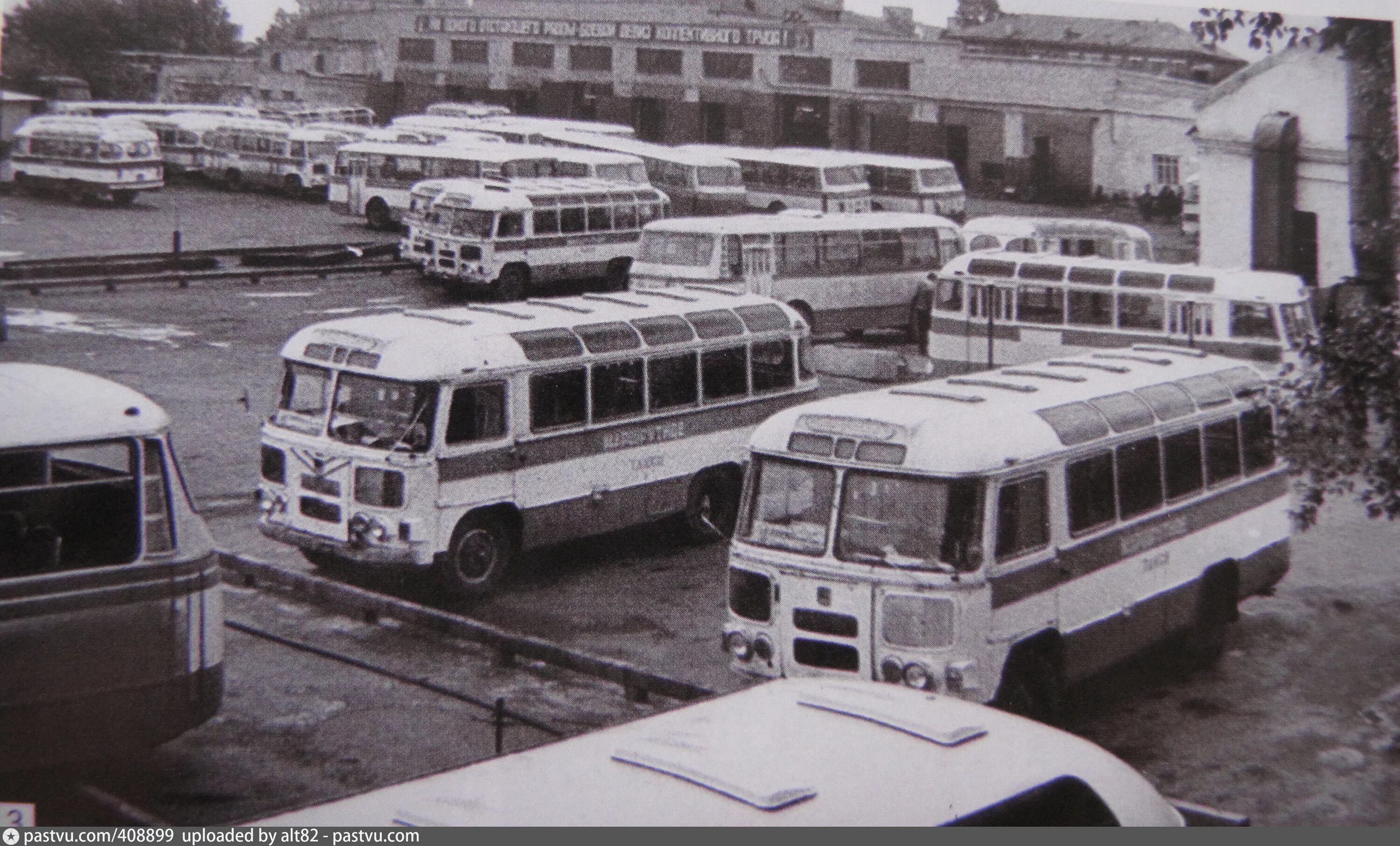 Первый автобус 80. ПАЗ 672 1973. Автобаза СССР ЛИАЗ-677. ЛИАЗ 677 автоколонны СССР. ПАЗ 1990.