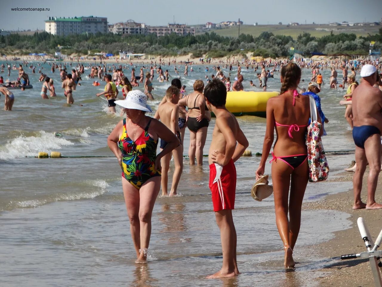 Работа на лето анапа. Анапа пляж. Черное море пляж люди. Анапа пляж люди. Пляж Анапы летом.