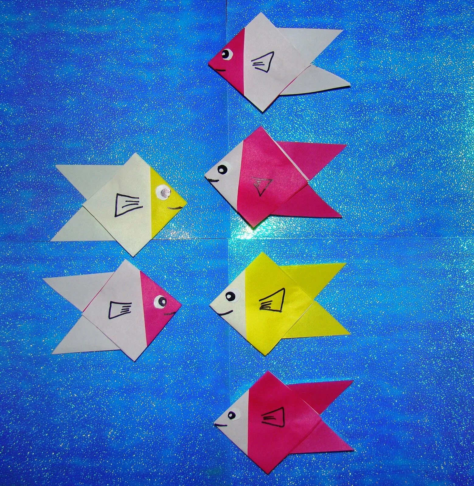 Оригами рыбка в старшей группе. Рыбка из бумаги. Оригами рыбка. Оригами рыбка из бумаги. Рыбка оригами простая.