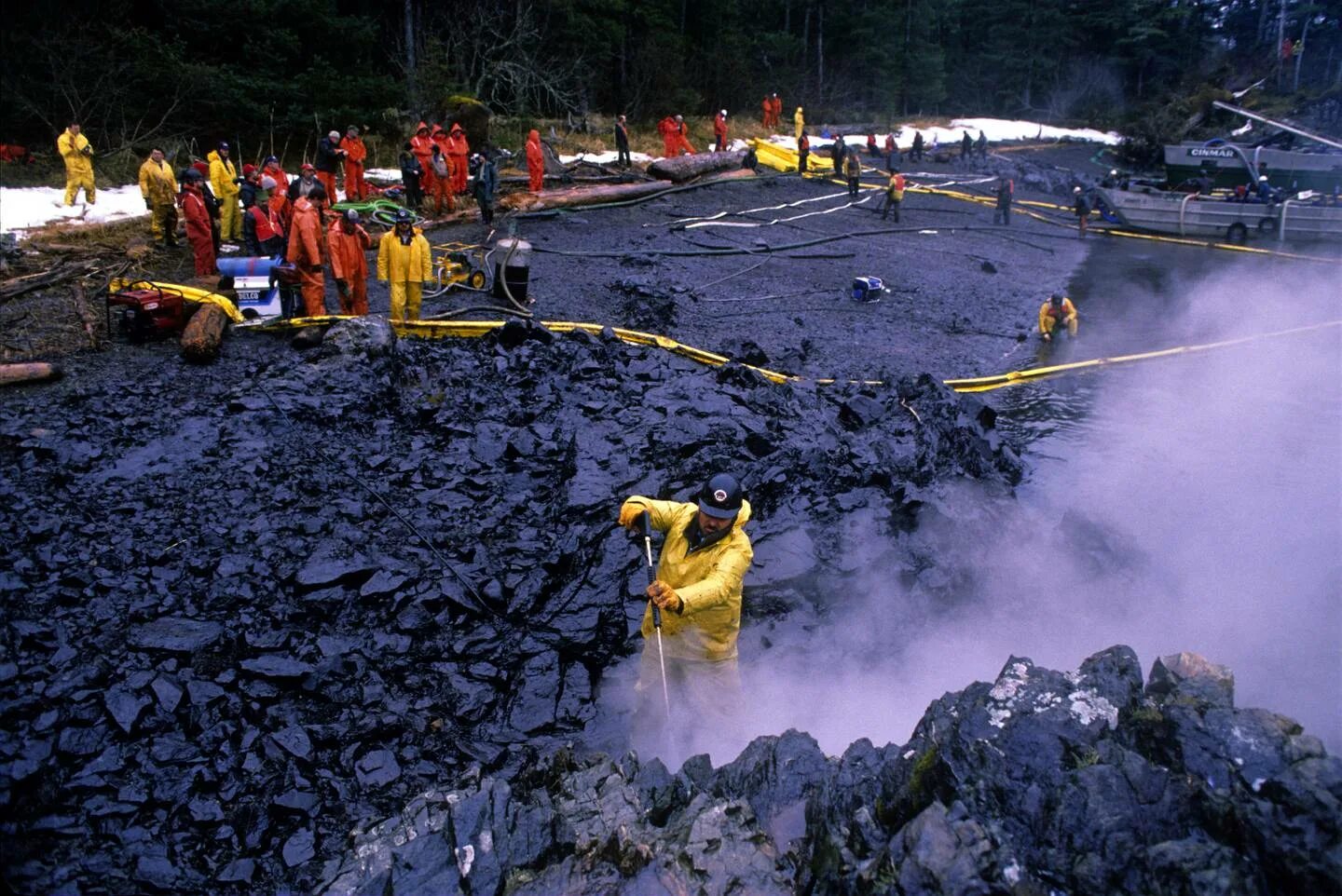 Разлив нефти танкера Эксон Валдез ликвидация. Разлив нефти Exxon Valdez. Разлив нефти с танкера Exxon Valdez. Крушение танкера Exxon Valdez. Революция означает разлив бурной не поддающийся управлению