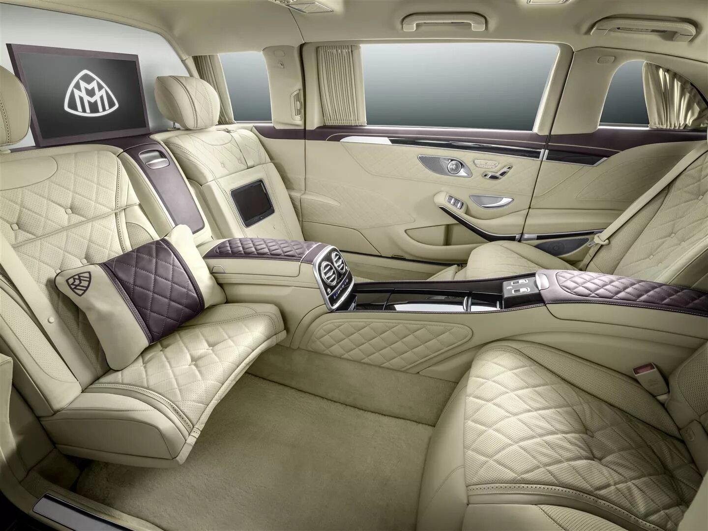 Майбах-мерседес s600. Роскошный длина. Мегаяхта sovereign. Мегаяхта sovereign интерьер. History supreme яхта внутри.