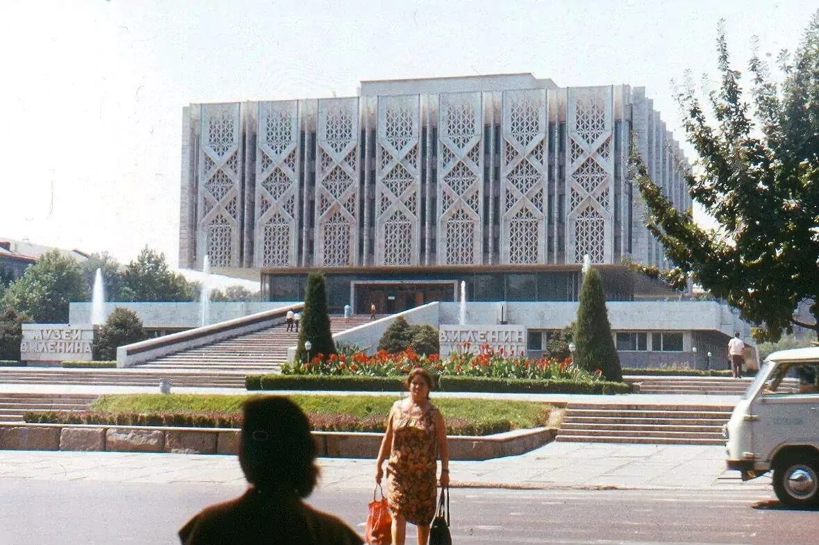 Банка ташкент. Нияу мифи ташкент. Мгимо в ташкенте здание. Ташкент архитектура музей ленина. Ташкентский университет узбекистан.