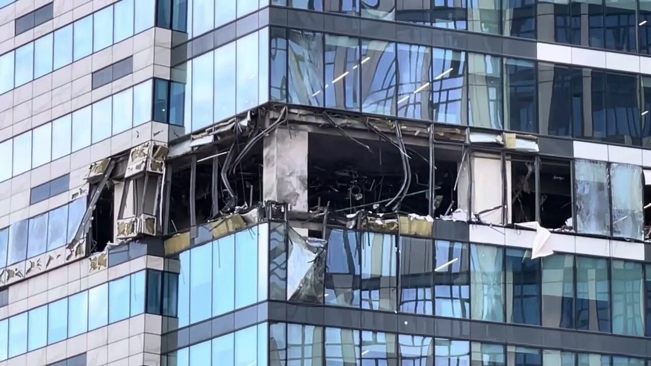 Видео нападения на сити. Москва Сити дрон. Москва Сити дроны. Атака на Москва Сити. Москва Сити беспилотник.