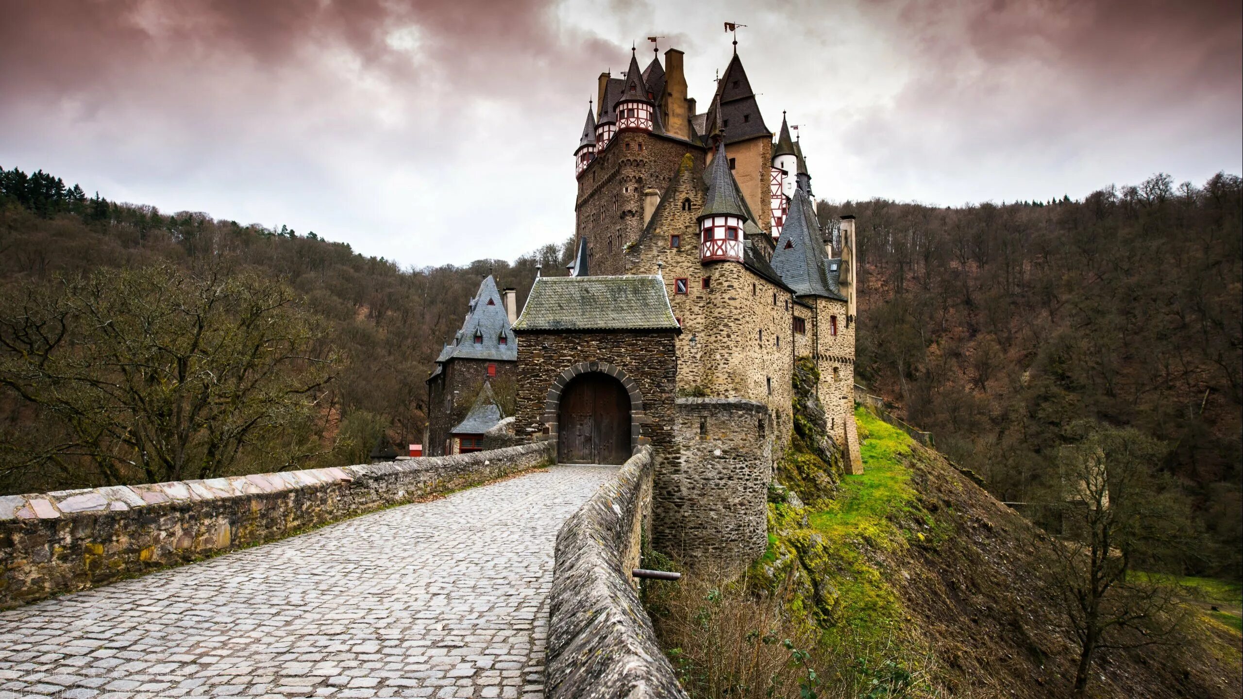 Замок на рабочий стол. Замок Эльц Рейнланд-Пфальц Германия. Замок Бург Эльц Германия. Долина Рейна замок Эльц. Замок Эльц осень.