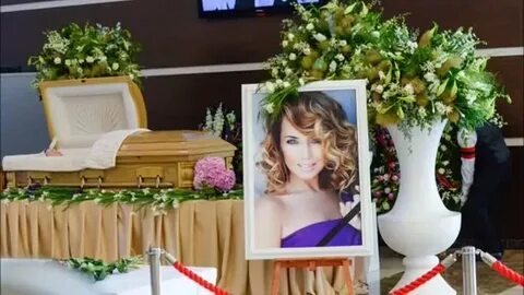 Lezbiyan qizni dushda ushlab oldi (rus pornosi)