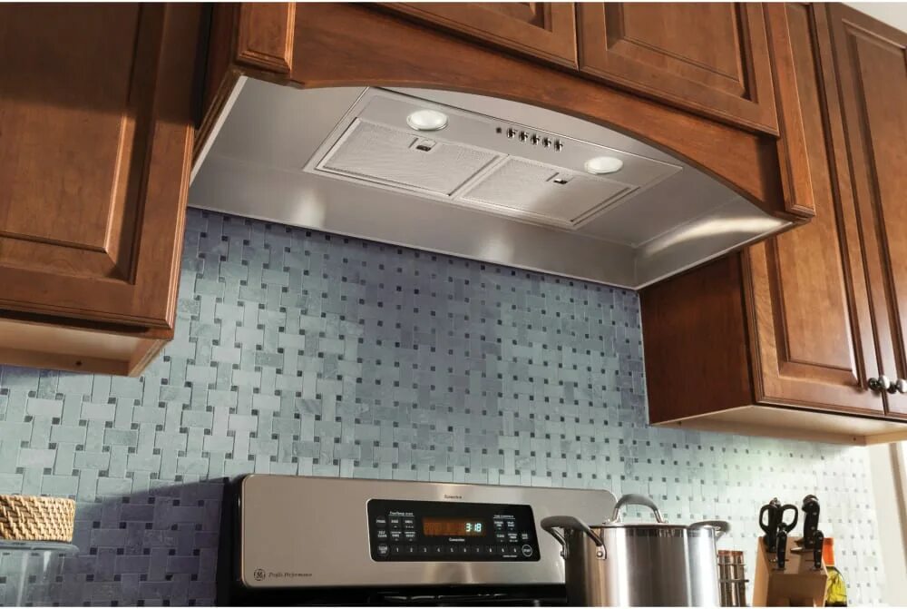 Вытяжки для кухни с отводом 50. Zigmund & Shtain k 012.5 s кухонная вытяжка. Лучшие встраиваемые вытяжки для кухни 2022. Воздухоочиститель для кухни над плитой. Подвесная вытяжка в интерьере.