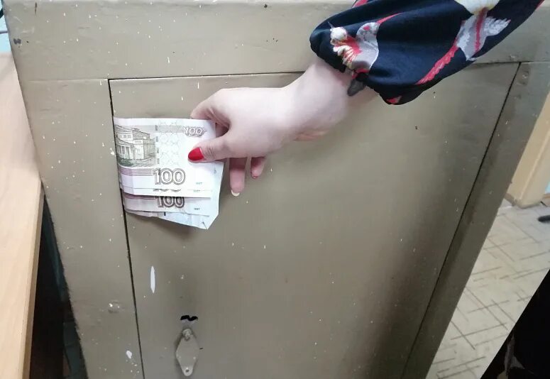 Как воровать деньги. Прибор для кражи денег с карты. Схема кражи денег с банковских карт. Украл деньги. Кража сейфа.