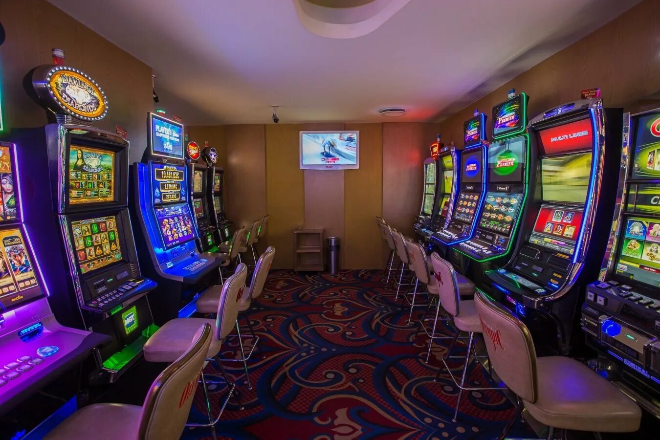 Игровой зал семерки. Казино игровые автоматы IRMS/1488/59101. Зал игровых автоматов. Игровой зал казино. Помещения с игровыми автоматами.