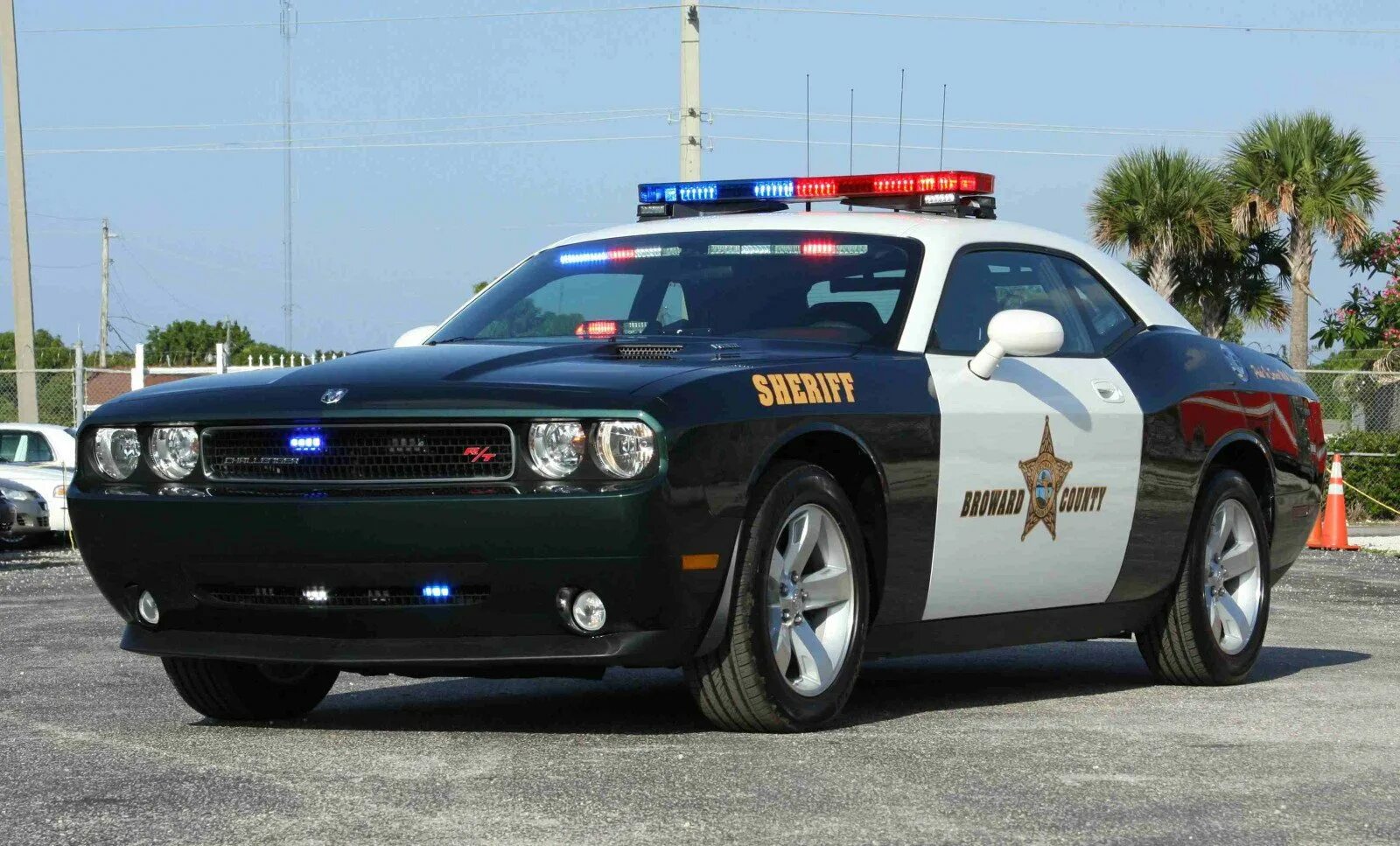 Полицейские машины в америке. Dodge Challenger srt8 Police. Dodge Challenger 2022 Police. Додж Челленджер Шериф. Додж Челленджер полиция США.