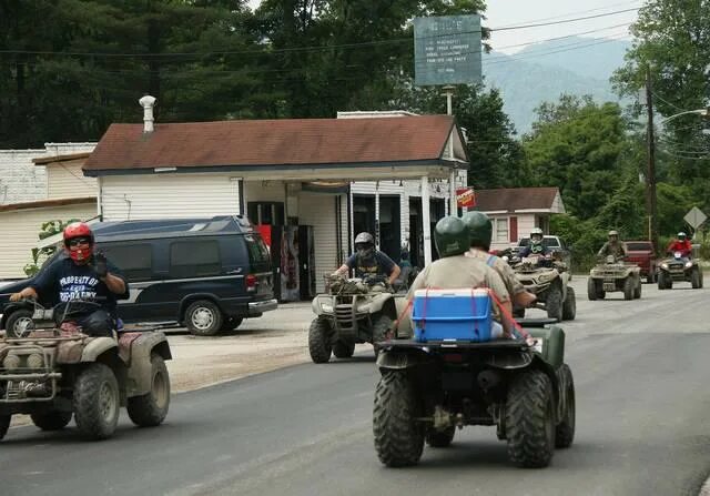 Можно ездить на квадроцикле по дорогам. Квадроцикл для езды по городу. На квадроцикле по городу. Квадроцикл на дороге общего пользования. Езда на квадроцикле по дорогам общего пользования.