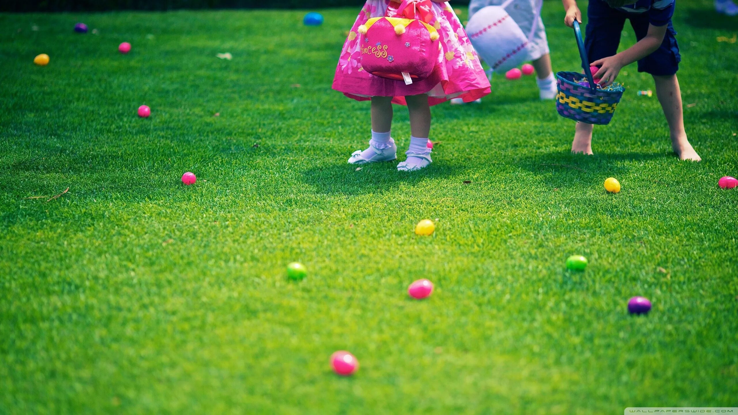Игра мяч на траве. Дети на газоне. Газон мяч ребенок. Детские игрушки на газоне. Дети играют в мяч.